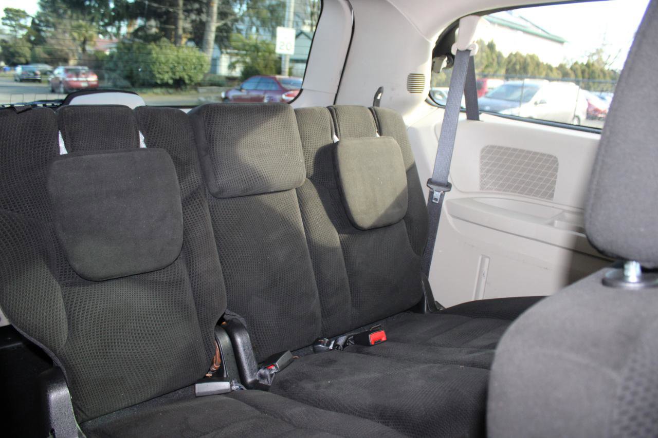 Used 2016 Dodge Grand Caravan American Value Package FWD image 11