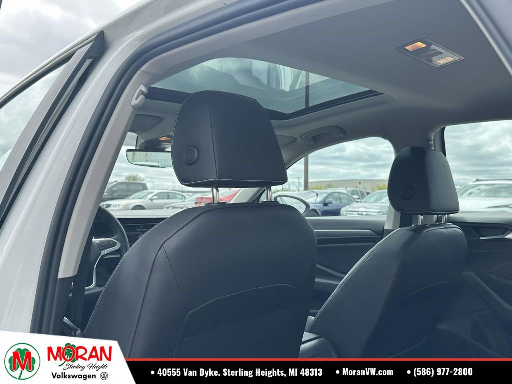 Certified 2023 Volkswagen Jetta SE w/ Panoramic Sunroof Package FWD image 15