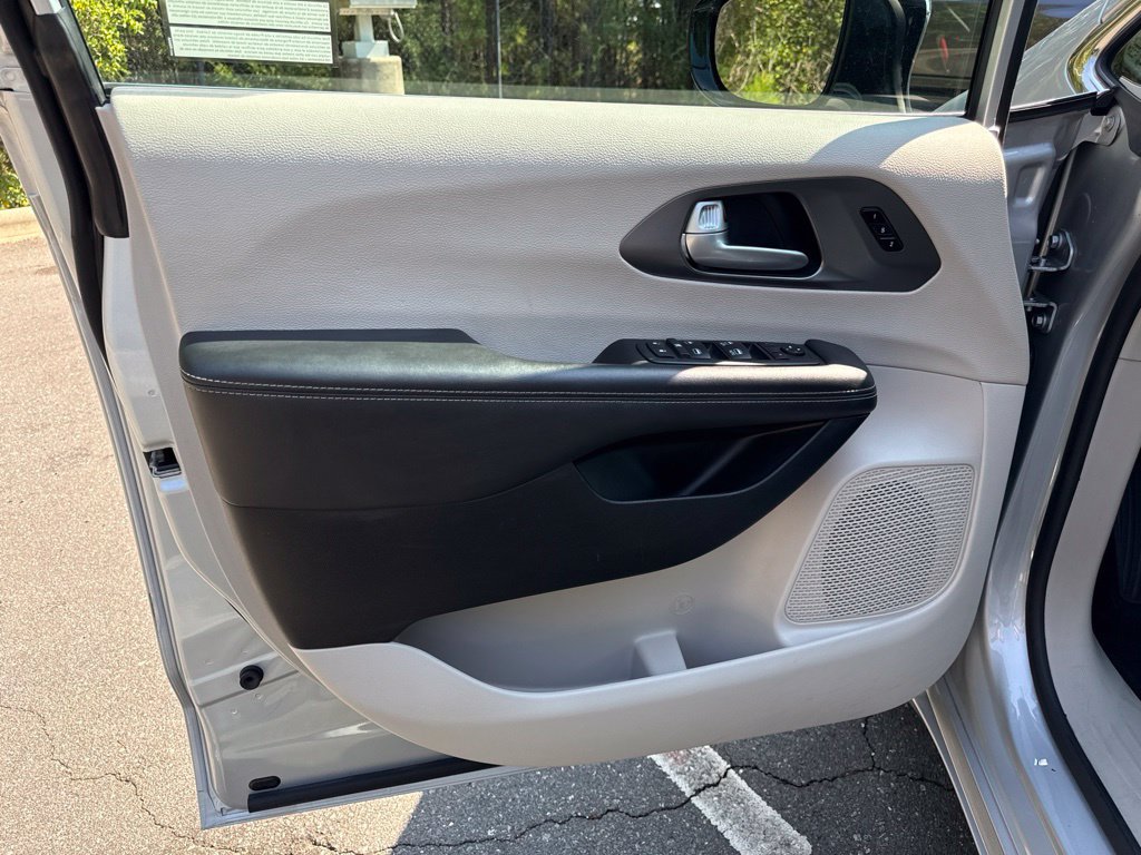 Used 2024 Chrysler Pacifica Touring-L FWD image 16