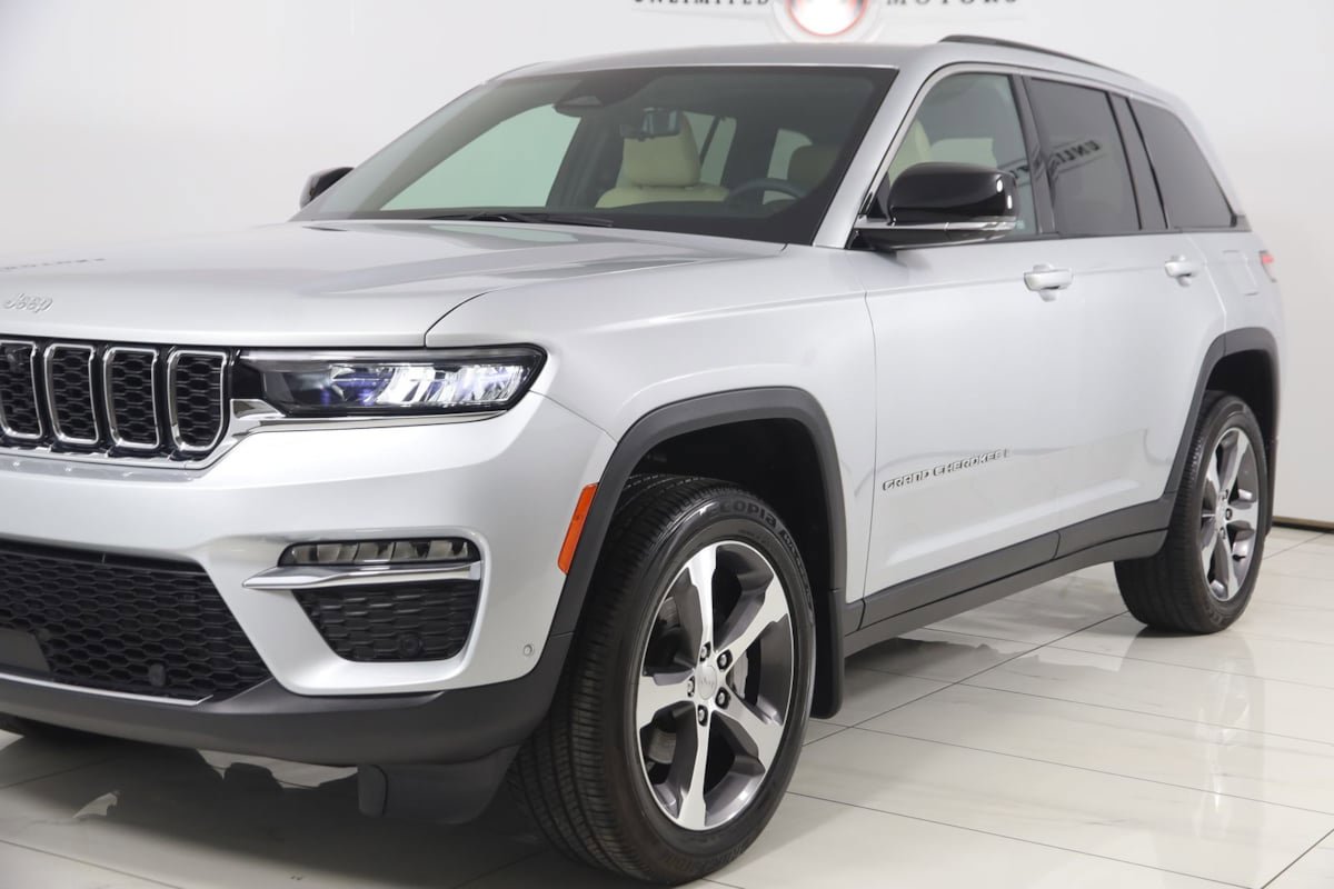 Used 2024 Jeep Grand Cherokee Limited w/ Luxury Tech Group II image 55