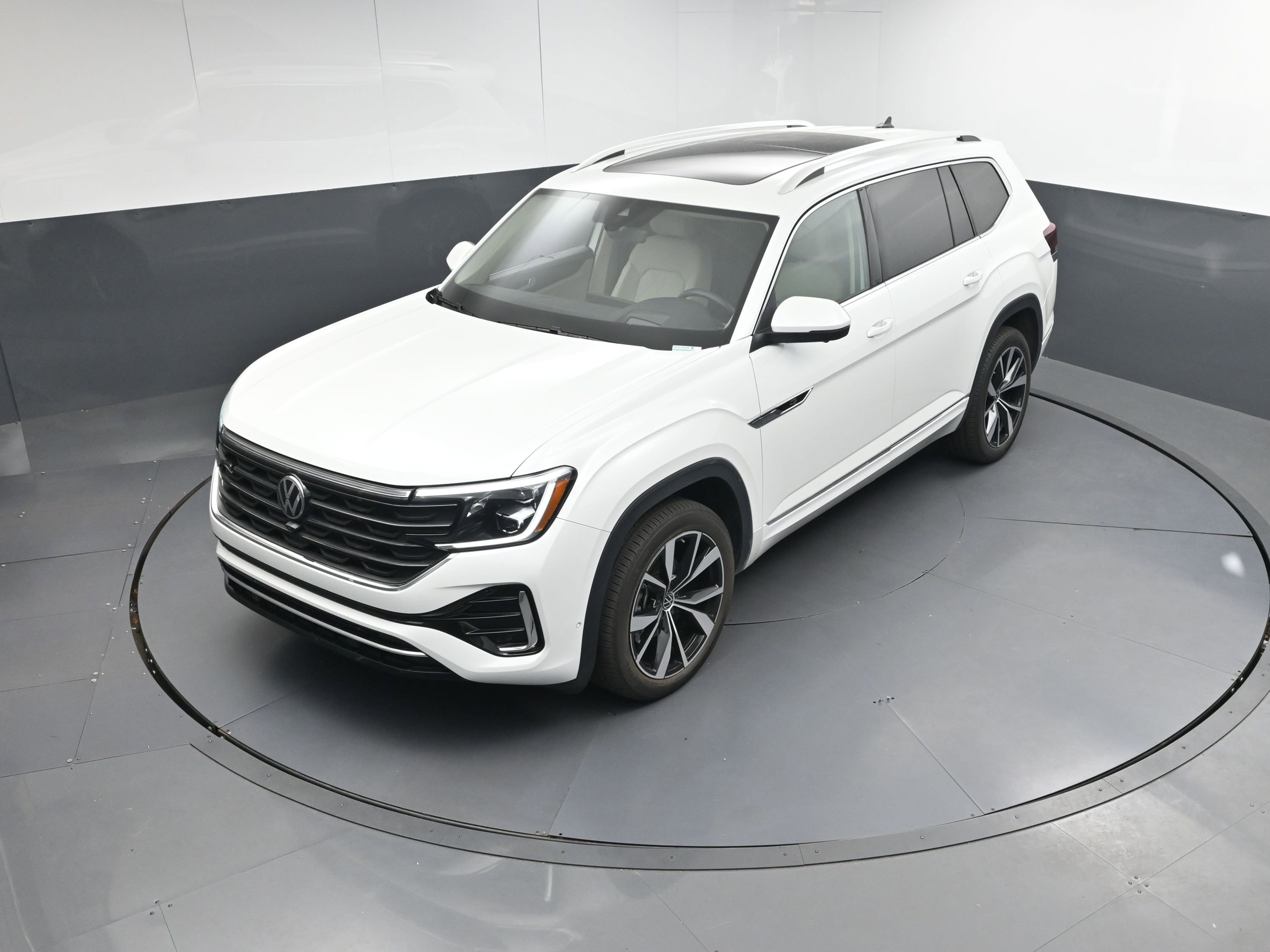 Used 2025 Volkswagen Atlas SEL Premium R-Line image 32