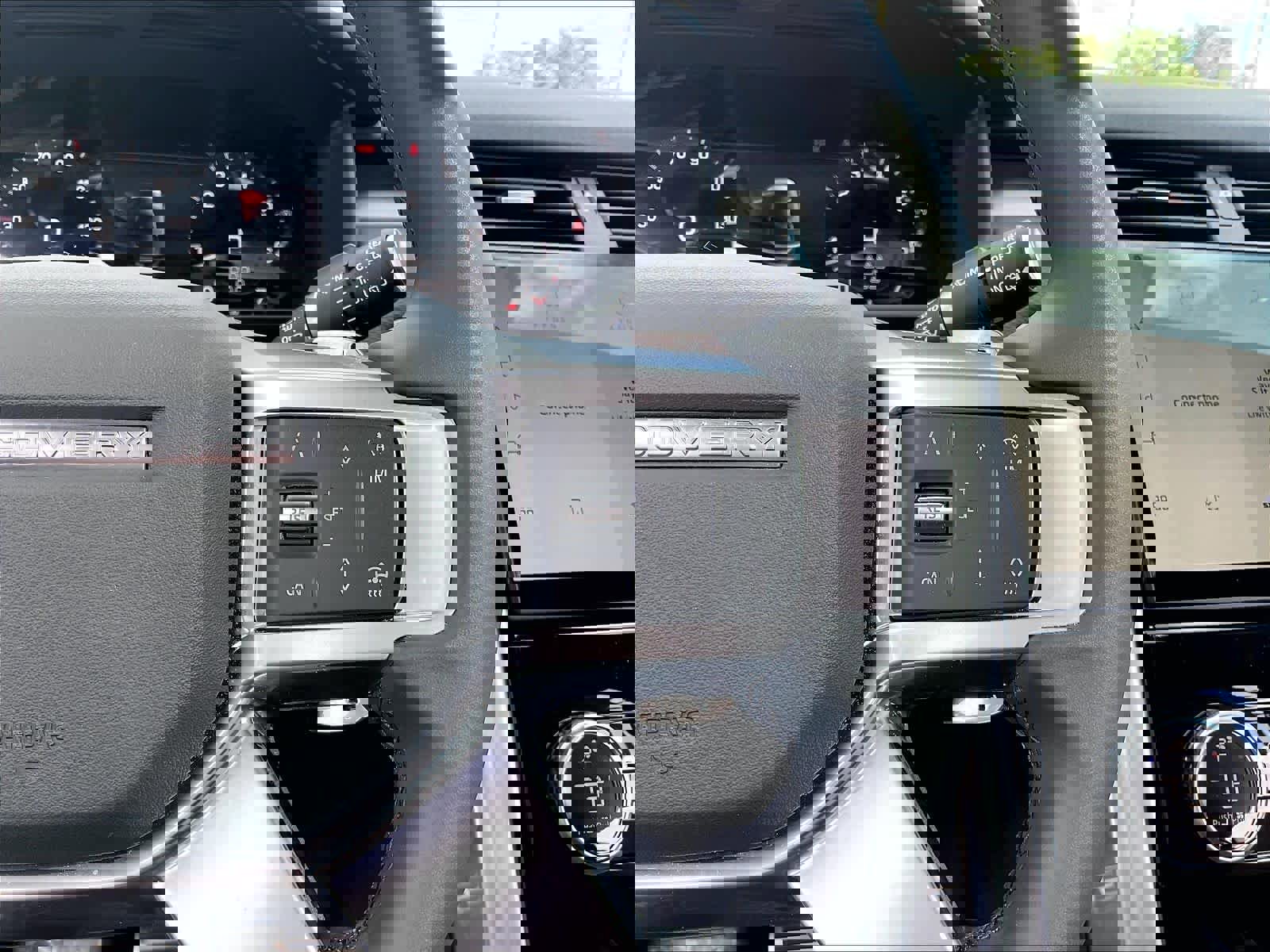 Used 2025 Land Rover Discovery Dynamic SE image 19