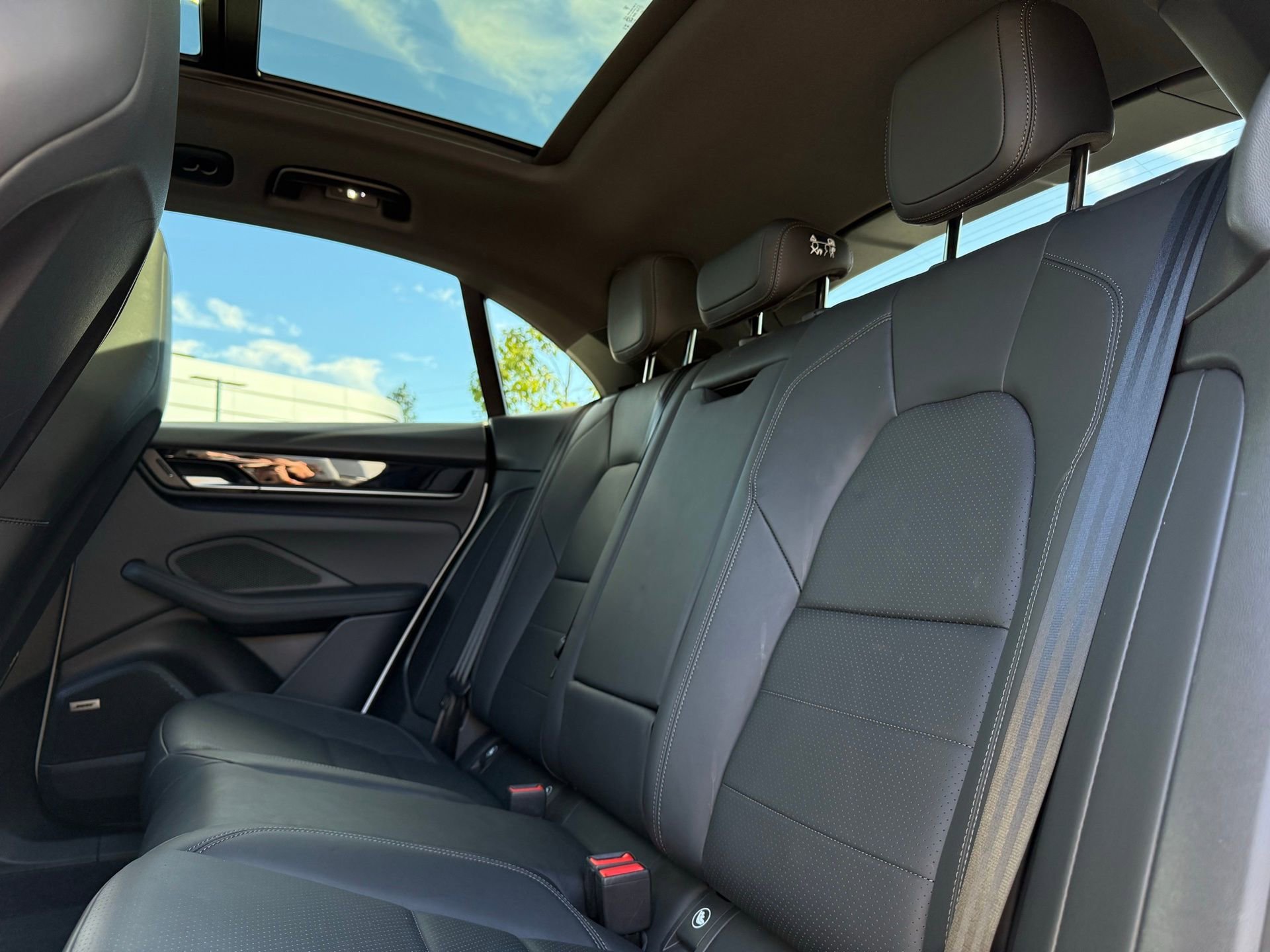 Used 2025 Porsche Macan 4 Electric image 27