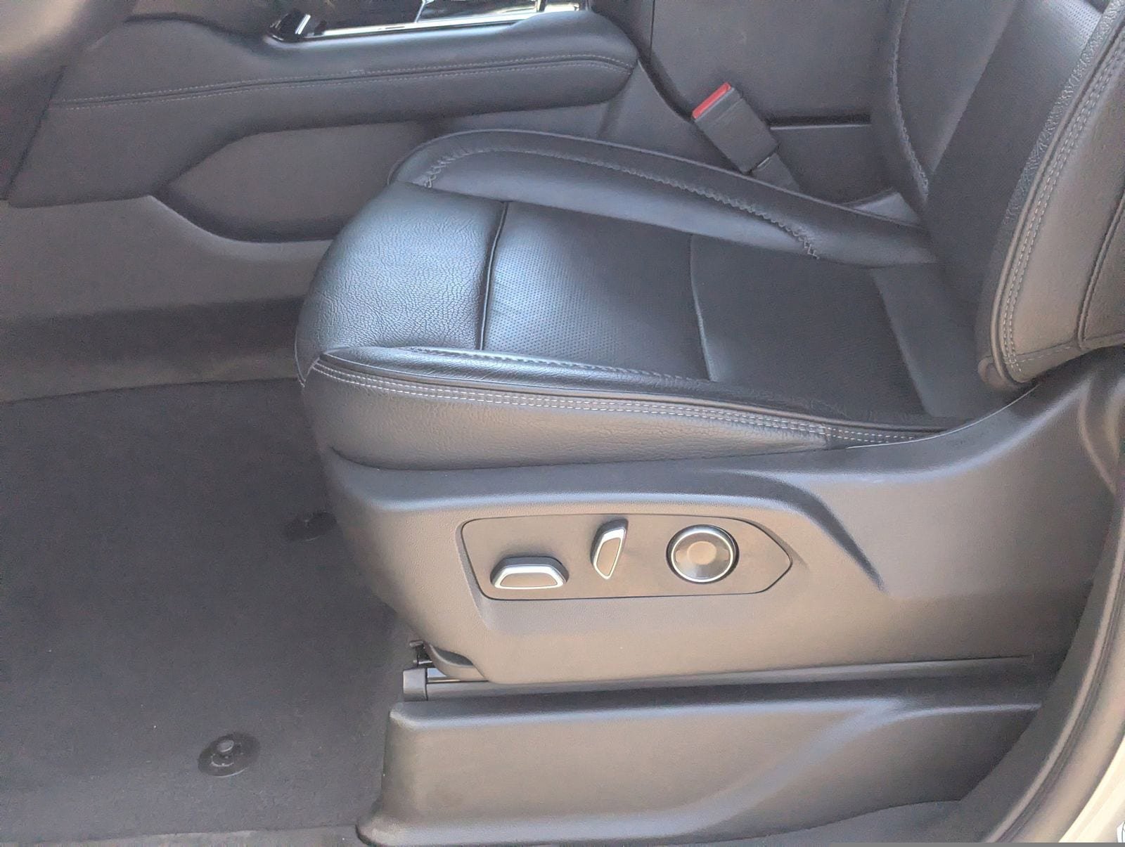 Used 2025 GMC Yukon XL Denali AWD/4WD image 20