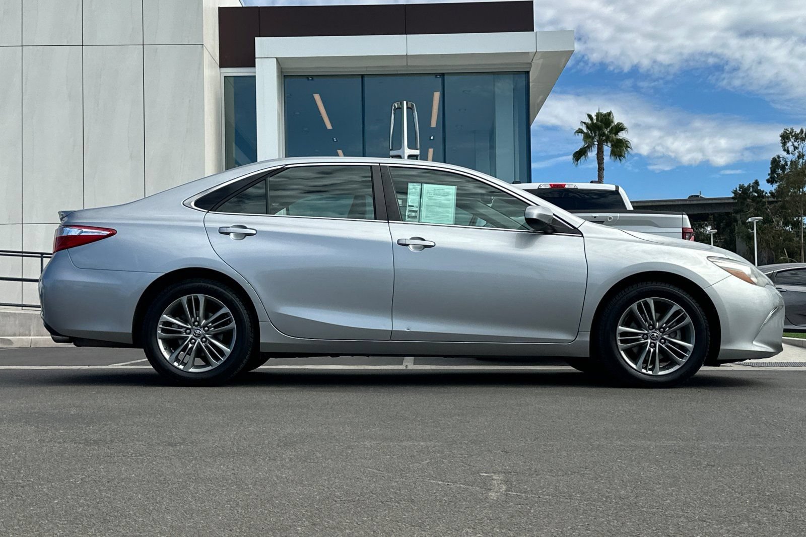Used 2015 Toyota Camry SE w/ Moonroof Package FWD image 2