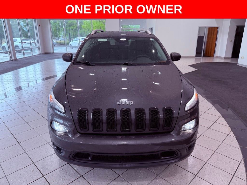 Used 2018 Jeep Cherokee Latitude Plus w/ Comfort/Convenience Group FWD image 2