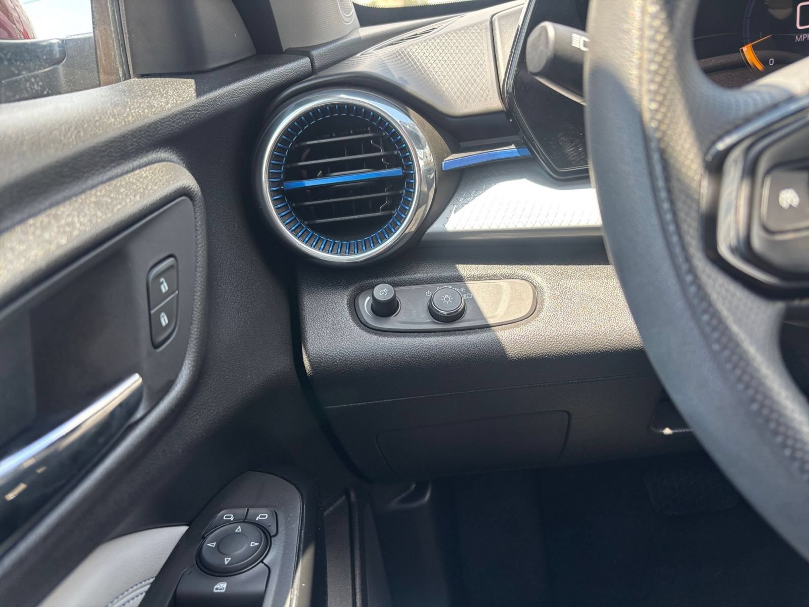 Used 2025 Chevrolet Trax LT FWD image 33