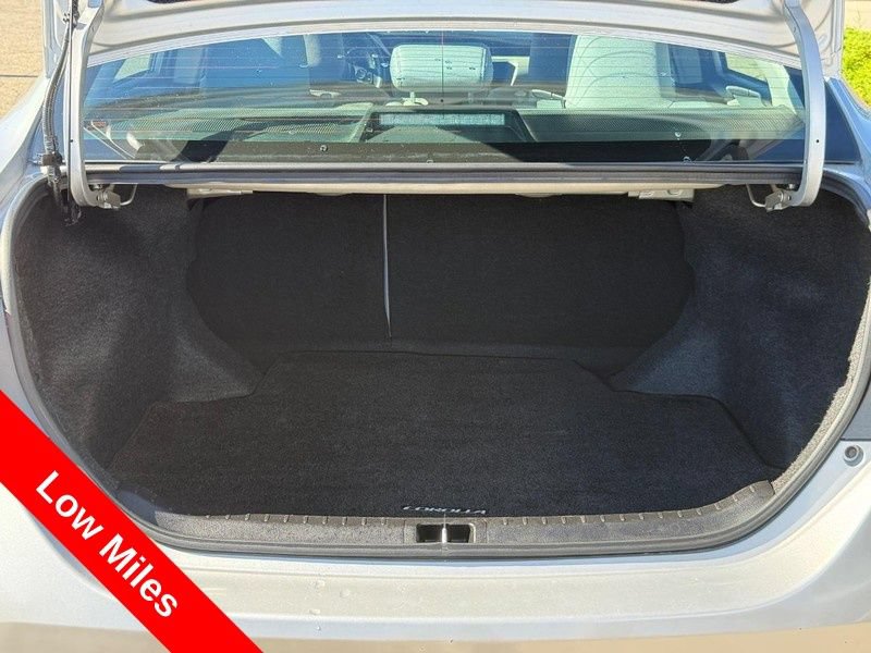 Used 2017 Toyota Corolla LE w/ Carpet Mat Package (TMS) FWD image 9