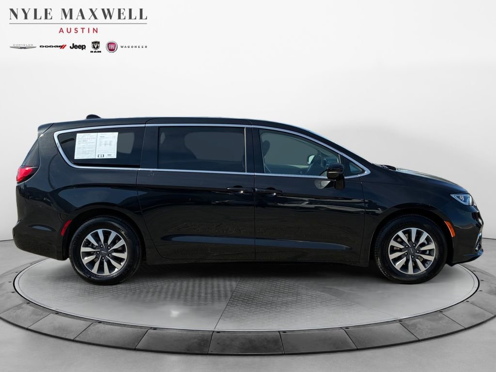 Used 2024 Chrysler Pacifica Select image 17