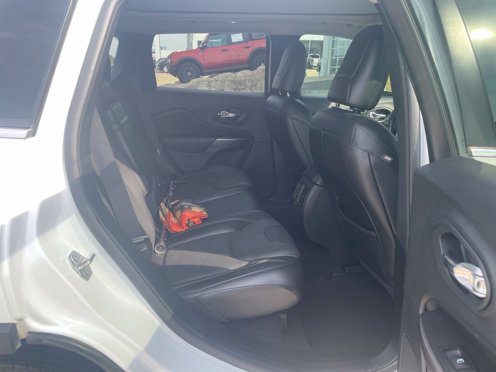 Used 2019 Jeep Cherokee Limited w/ Luxury Group FWD image 22