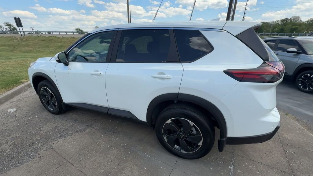 Used 2026 Nissan Rogue SV AWD/4WD image 4