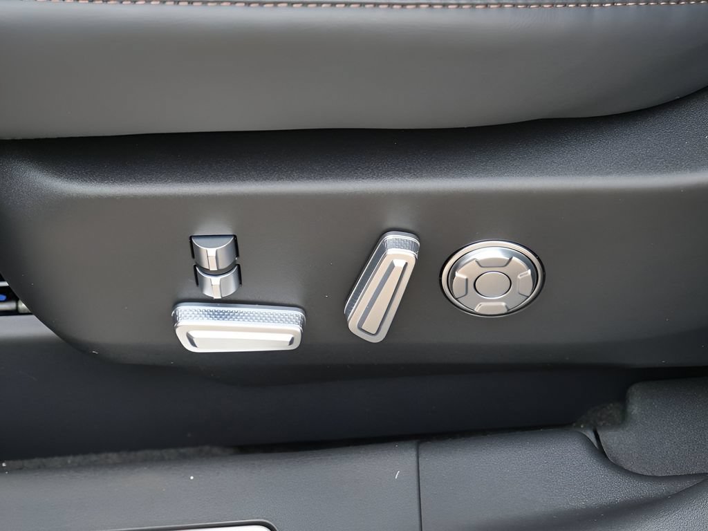 Used 2025 Lincoln Nautilus Reserve AWD/4WD image 15