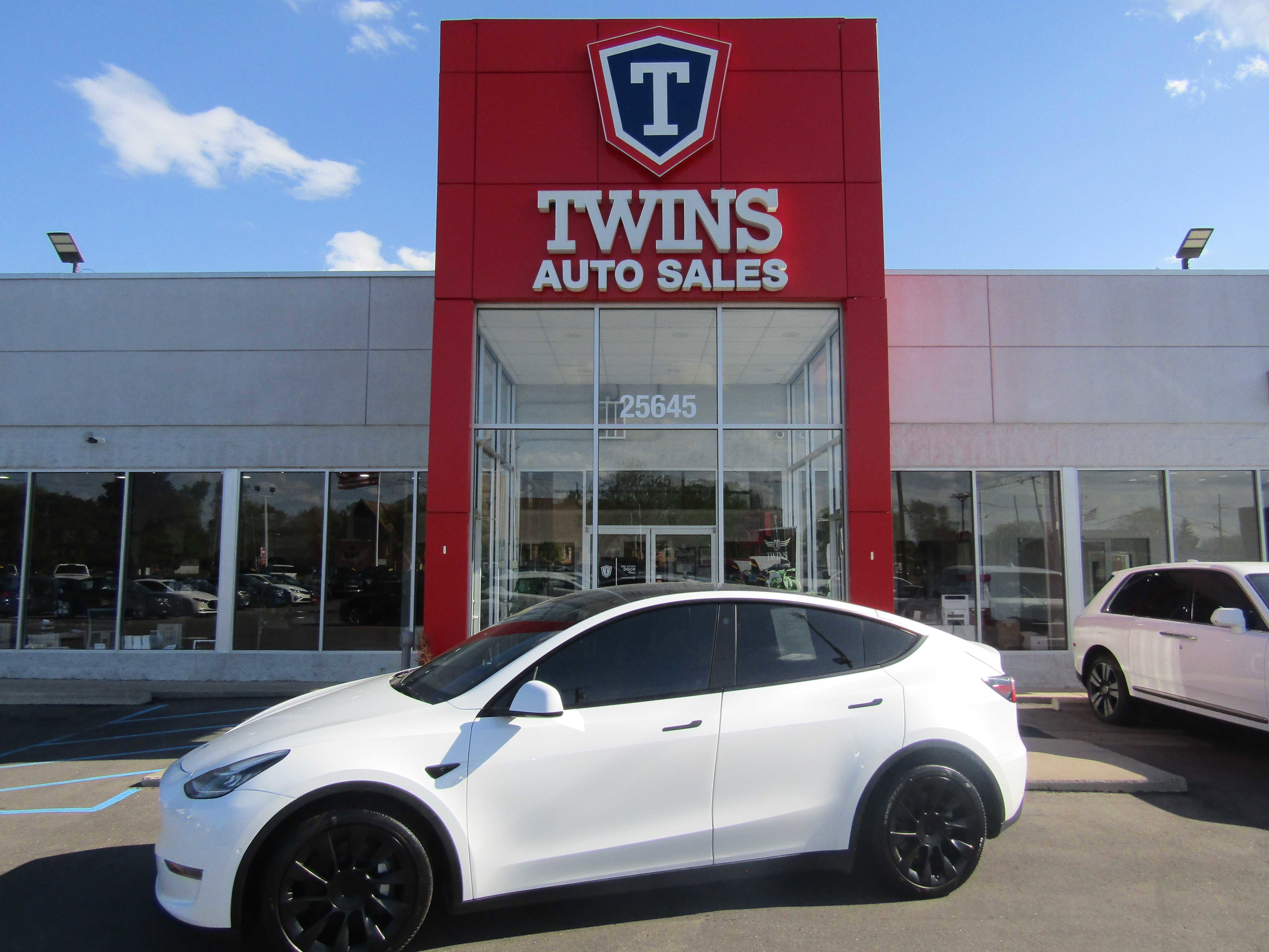 Used 2021 Tesla Model Y Long Range AWD/4WD image 1