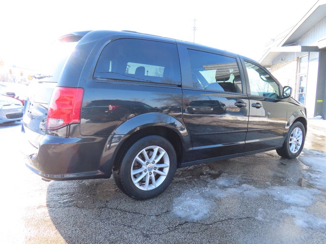 Used 2016 Dodge Grand Caravan SXT image 2