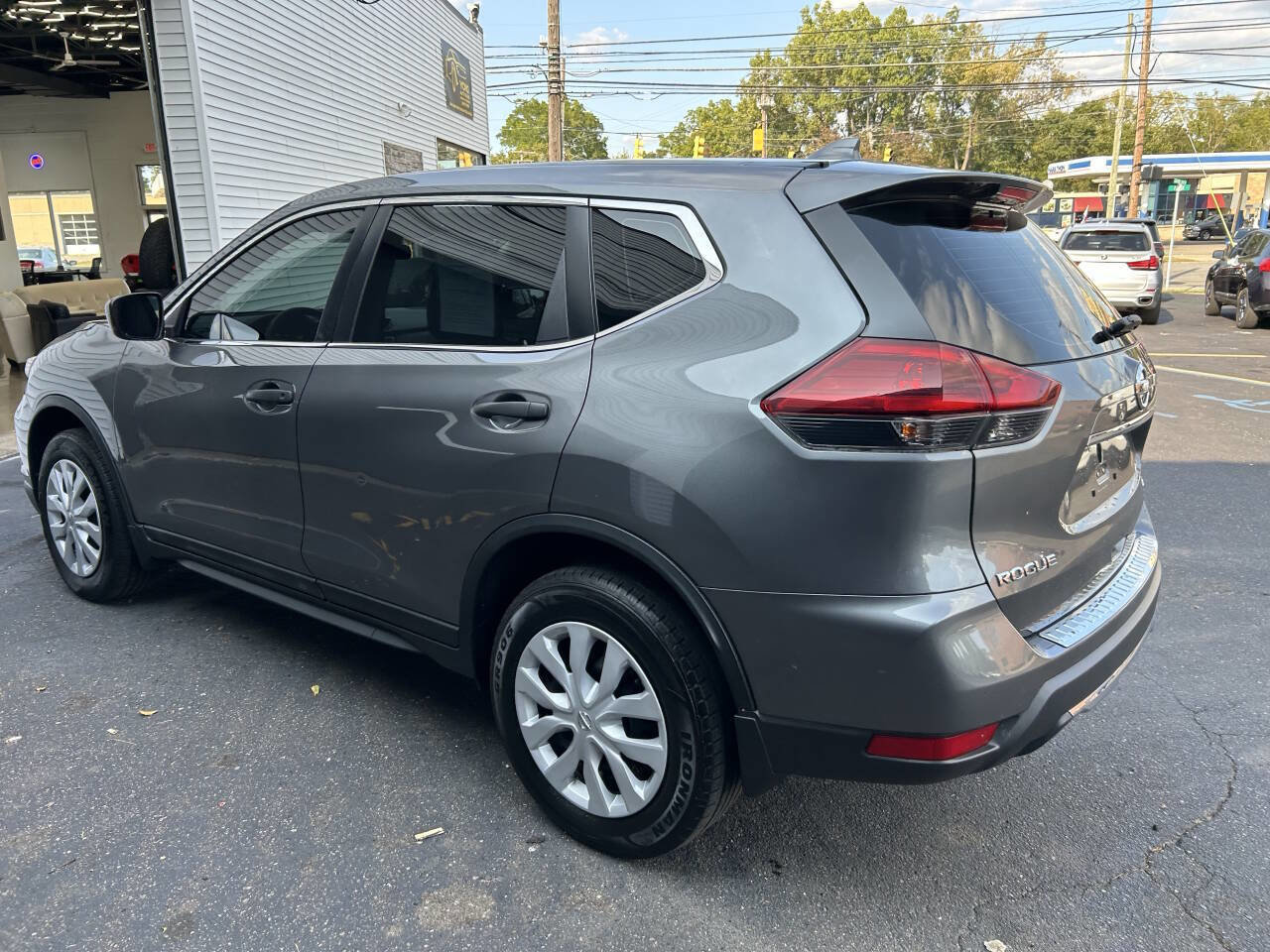 Used 2018 Nissan Rogue S image 2