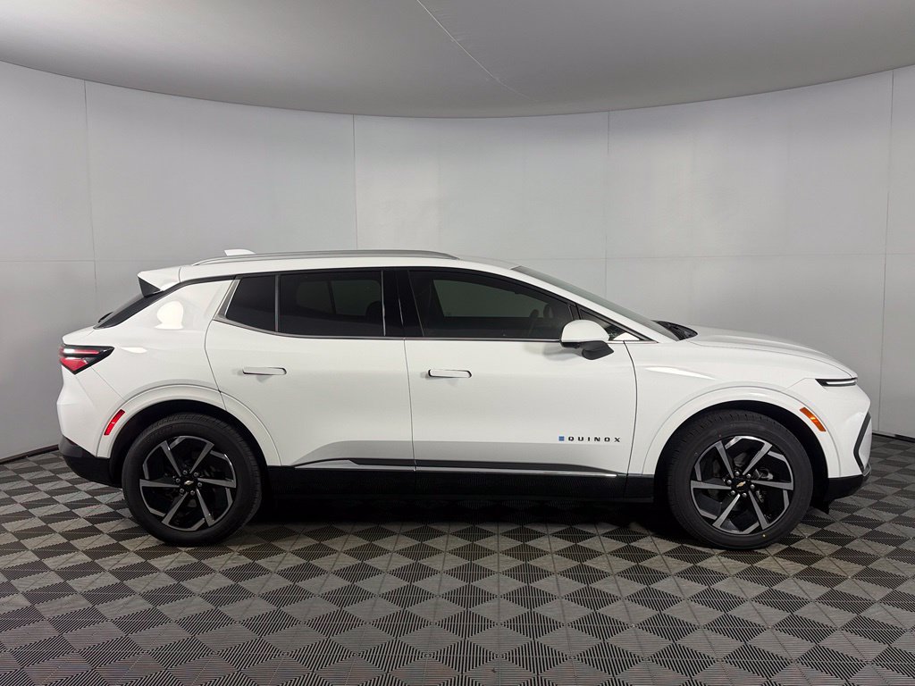 Used 2024 Chevrolet Equinox EV LT AWD/4WD image 2