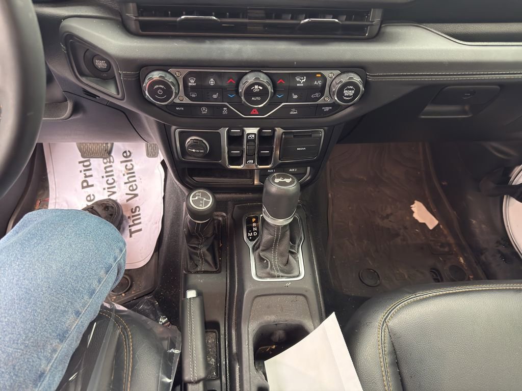Used 2024 Jeep Wrangler Sahara image 23