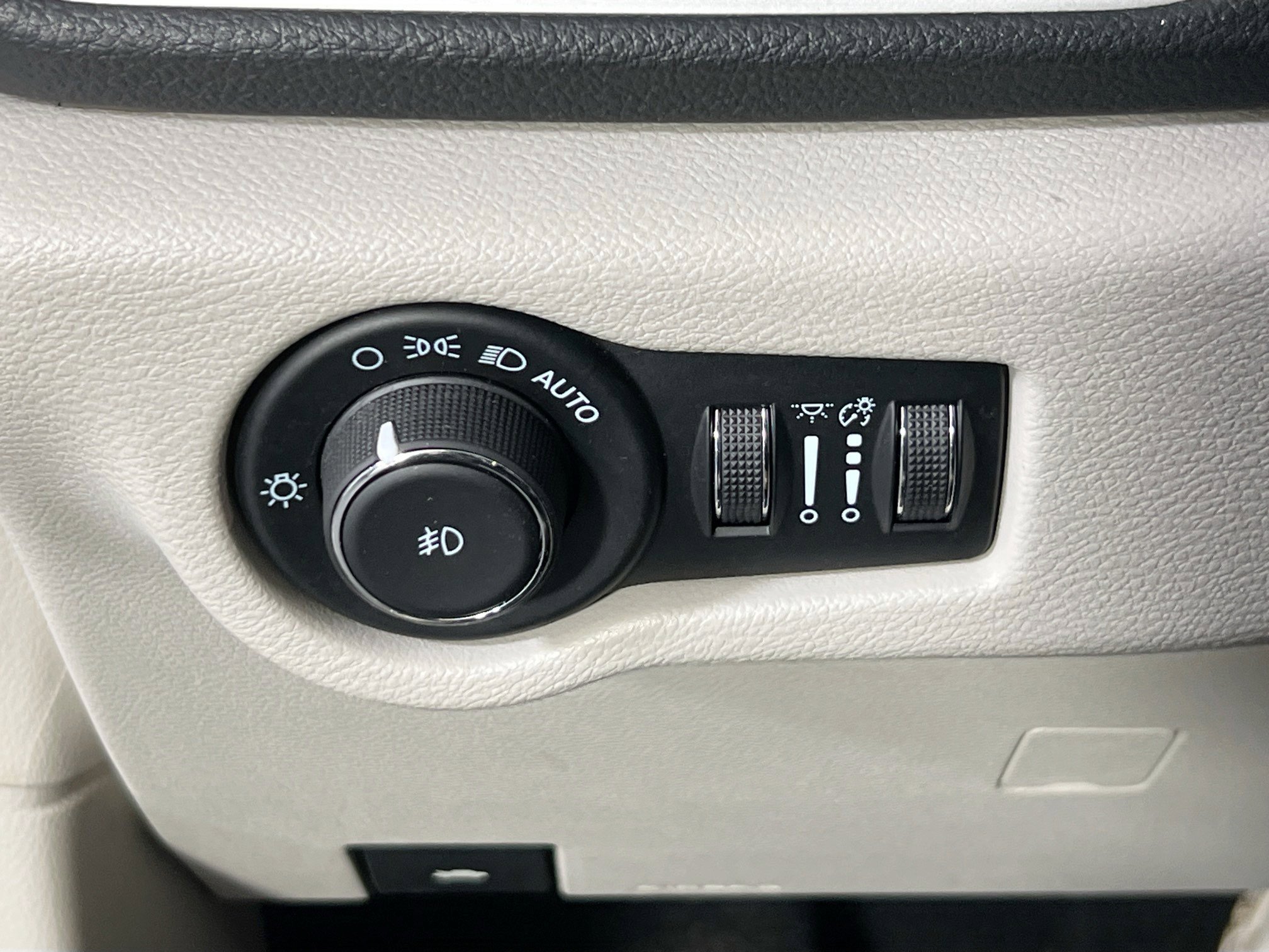 Used 2021 Chrysler Pacifica Touring-L image 10