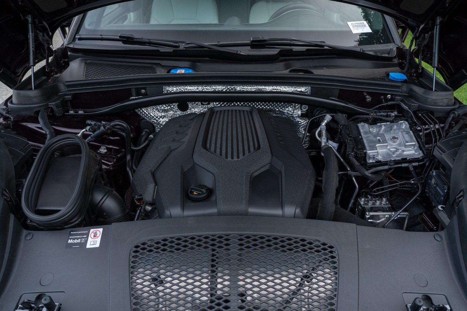Certified 2026 Porsche Macan AWD/4WD image 17