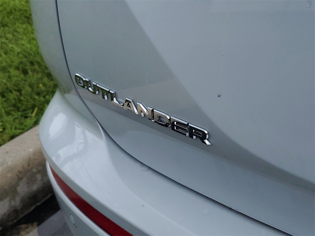 New 2025 Mitsubishi Outlander SE image 8