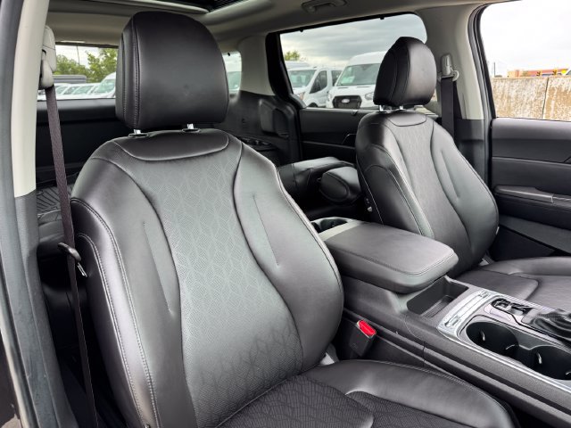 Used 2025 Kia Carnival SX w/ SX Dark Edition Package FWD image 22