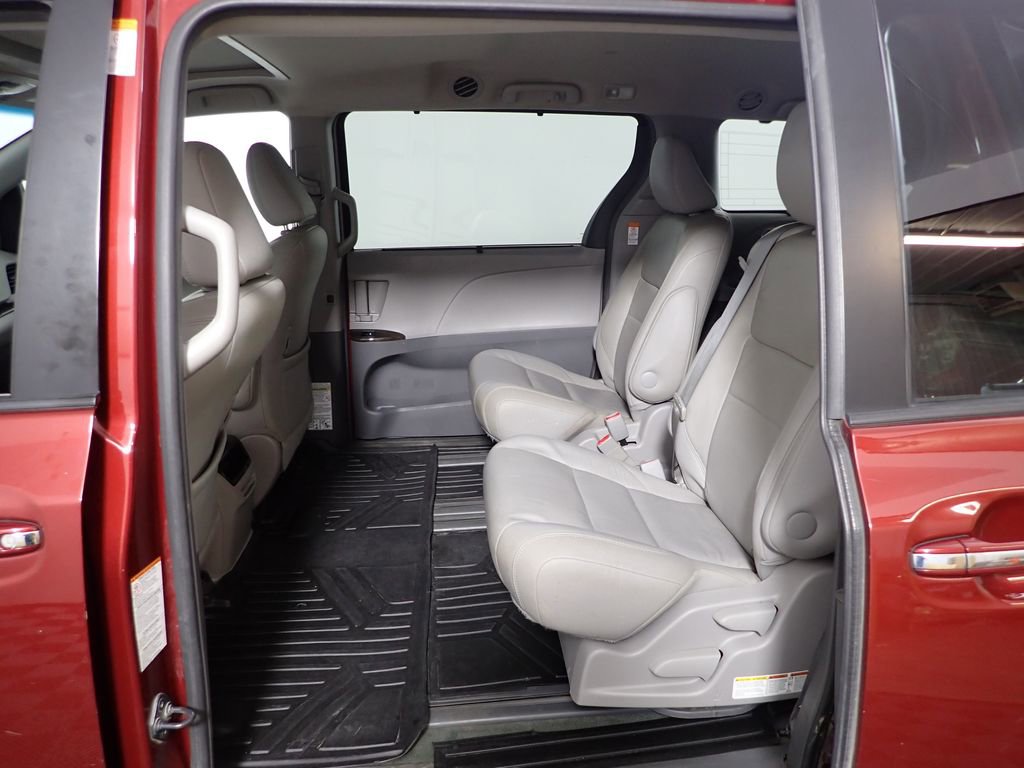 Used 2015 Toyota Sienna XLE w/ XLE Navigation Package image 32