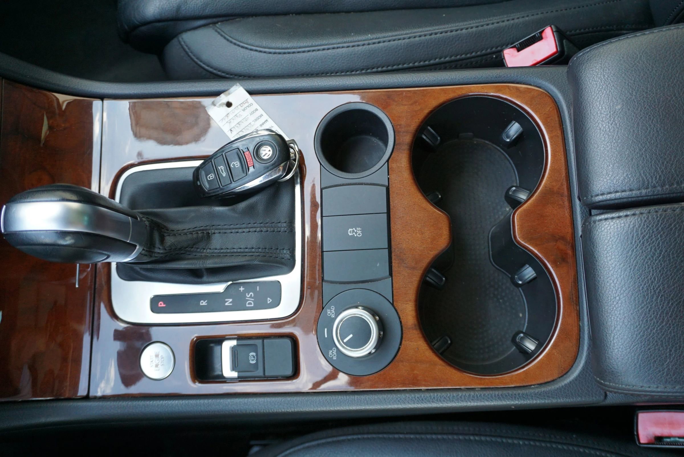 Used 2014 Volkswagen Touareg Sport image 31