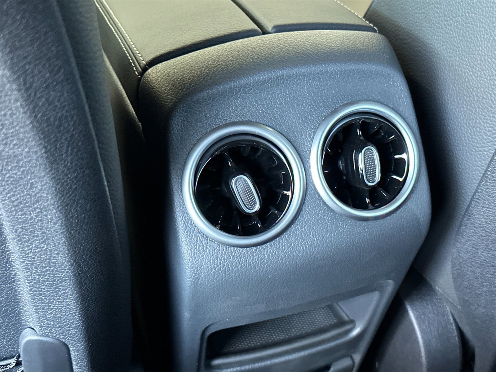 New 2025 Mercedes-Benz GLB 250 4MATIC image 13