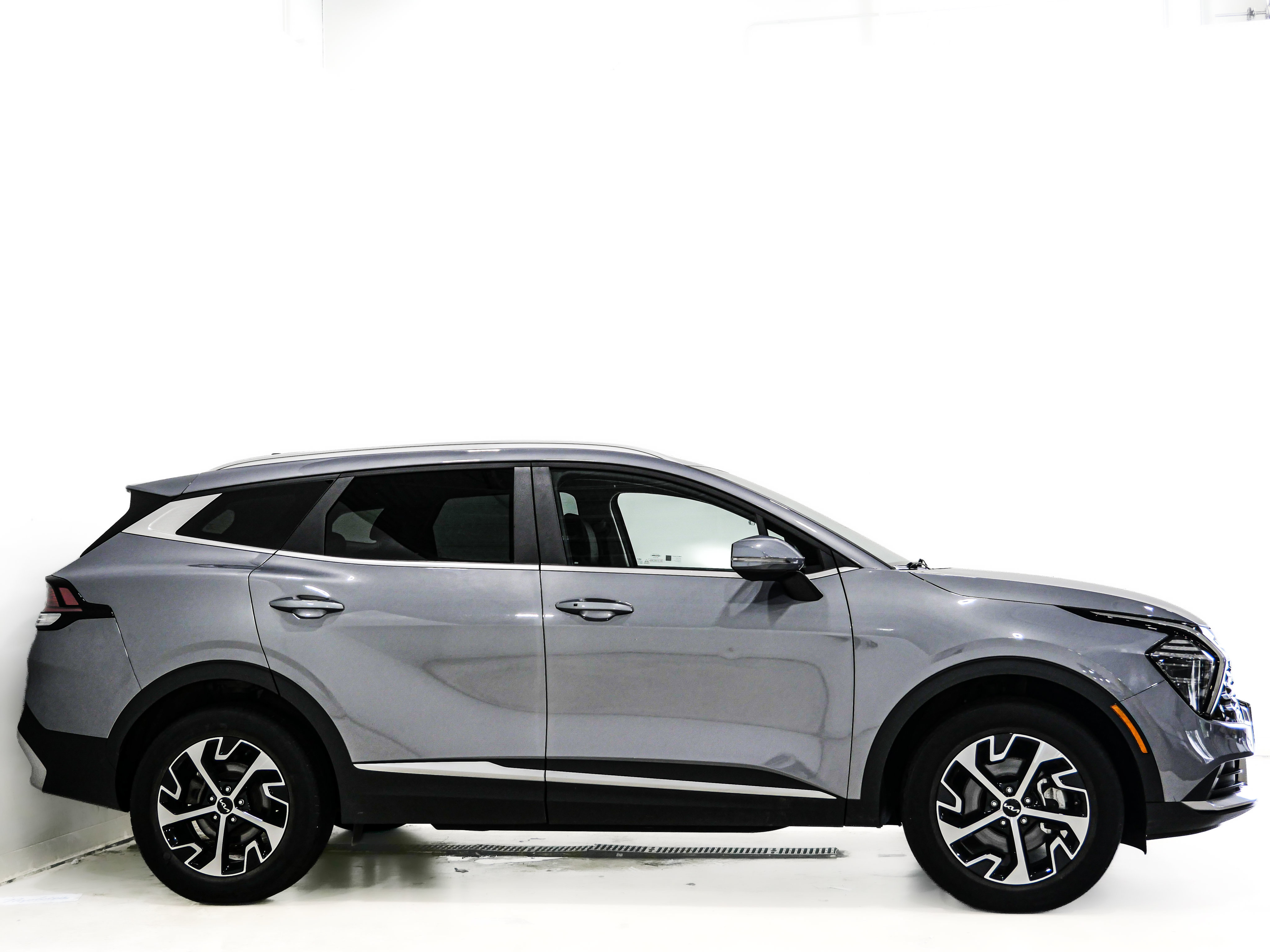Used 2024 Kia Sportage EX AWD/4WD image 4