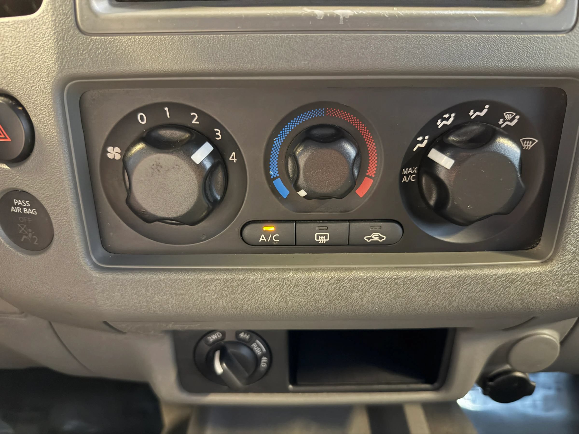 Used 2008 Nissan Frontier LE AWD/4WD image 19