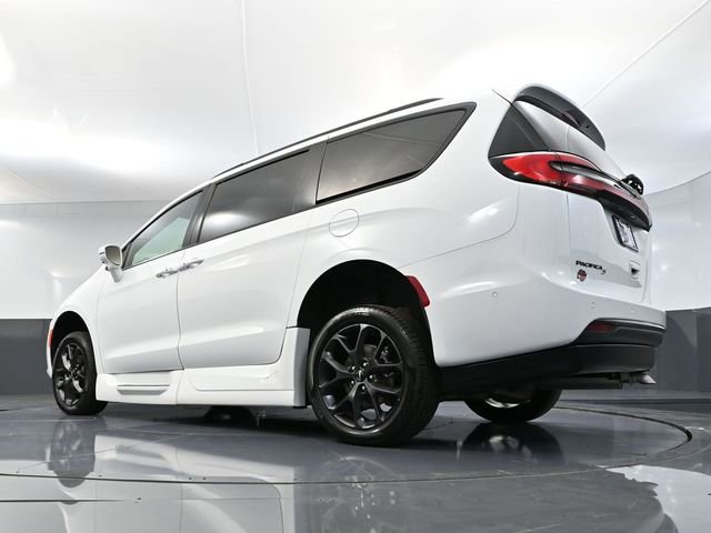Used 2022 Chrysler Pacifica Touring-L w/ Uconnect Theater Family Group image 57