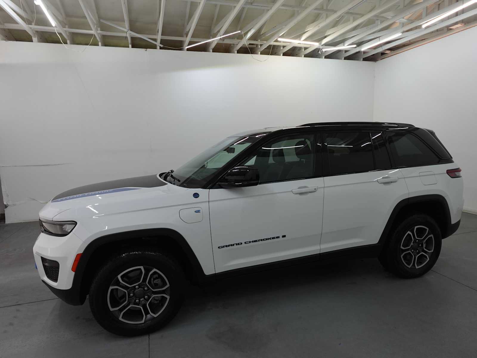 Used 2023 Jeep Grand Cherokee Trailhawk w/ Luxury Tech Group III AWD/4WD image 8
