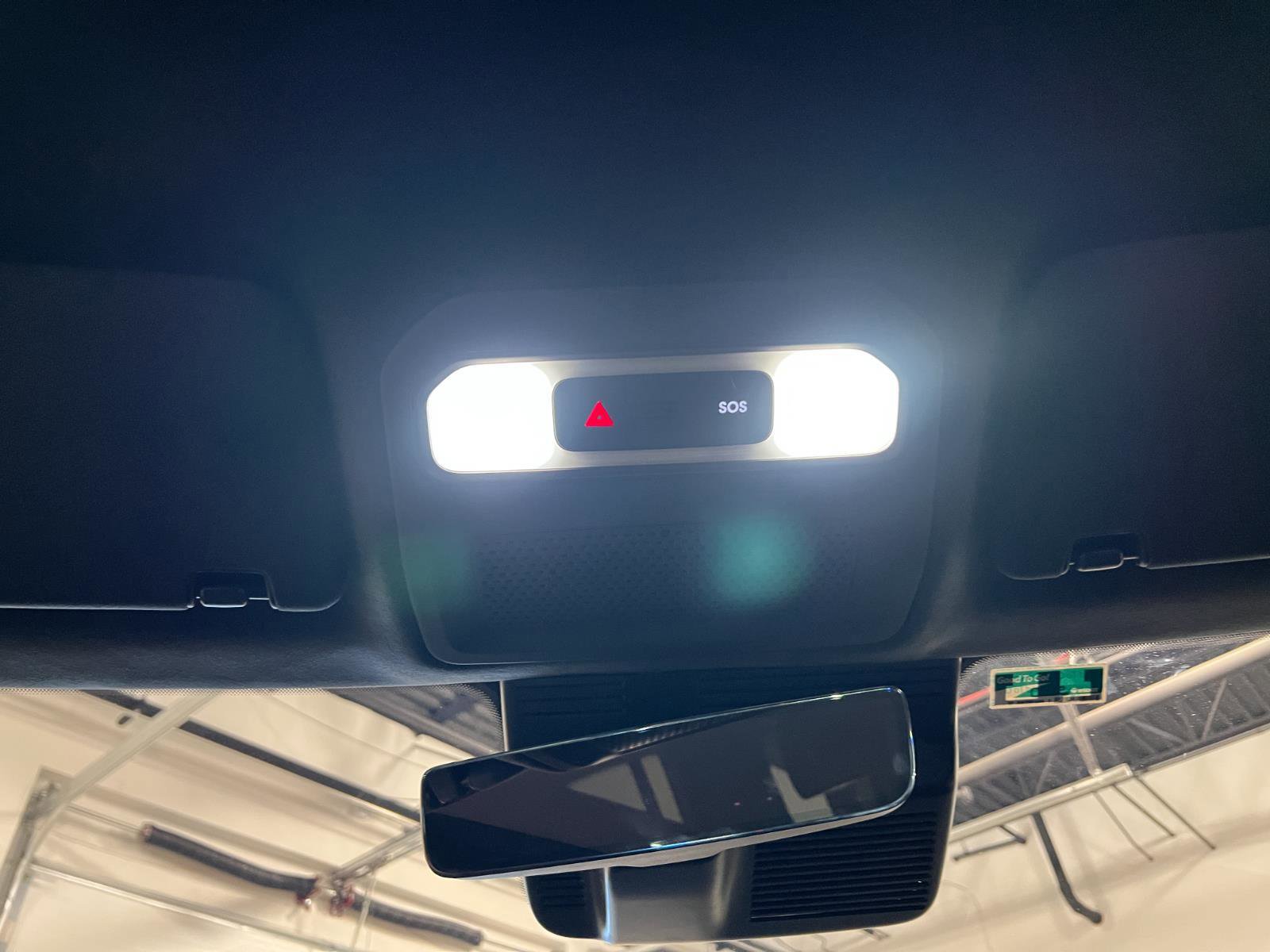 Used 2025 Rivian R1S Premium image 20