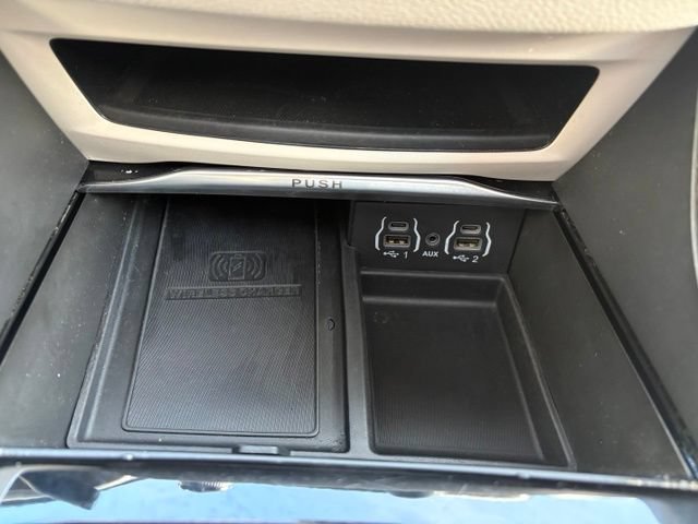 Used 2023 Chrysler Pacifica Limited FWD image 34