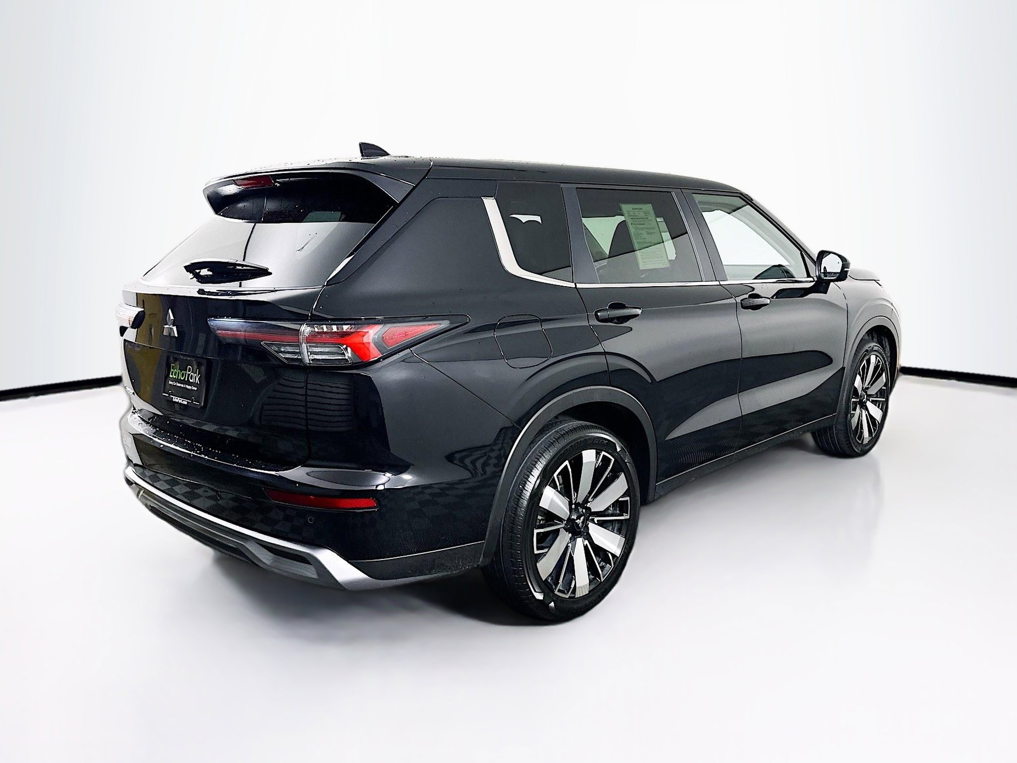 Used 2025 Mitsubishi Outlander SE image 9