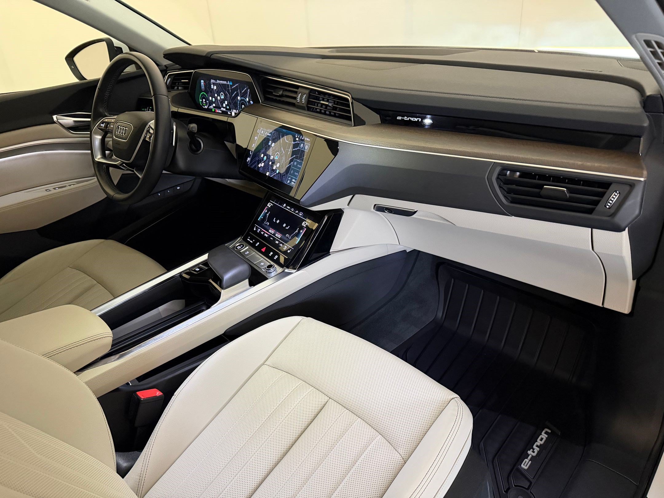 Used 2024 Audi Q8 e-tron Premium Plus w/ Premium Plus Package AWD/4WD image 31