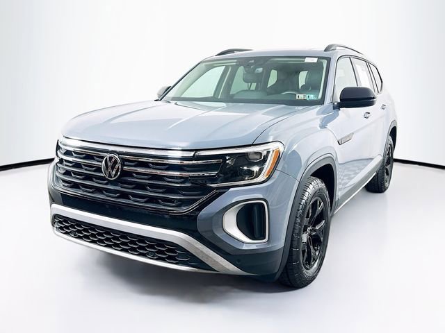 Used 2025 Volkswagen Atlas Peak Edition SE AWD/4WD image 4