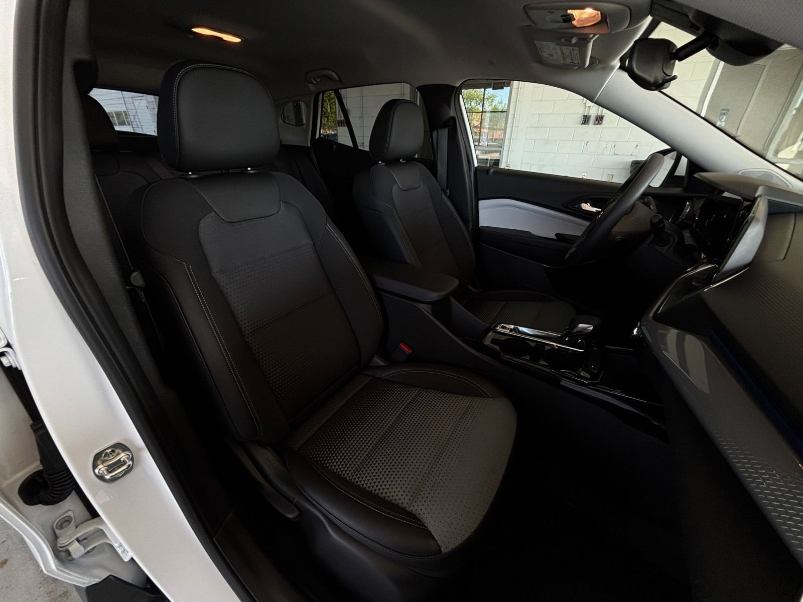 Used 2025 Chevrolet Trax LT image 36