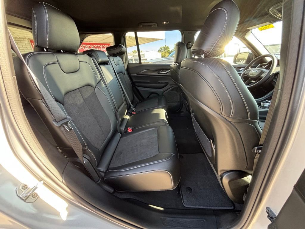 New 2025 Jeep Grand Cherokee Altitude image 8