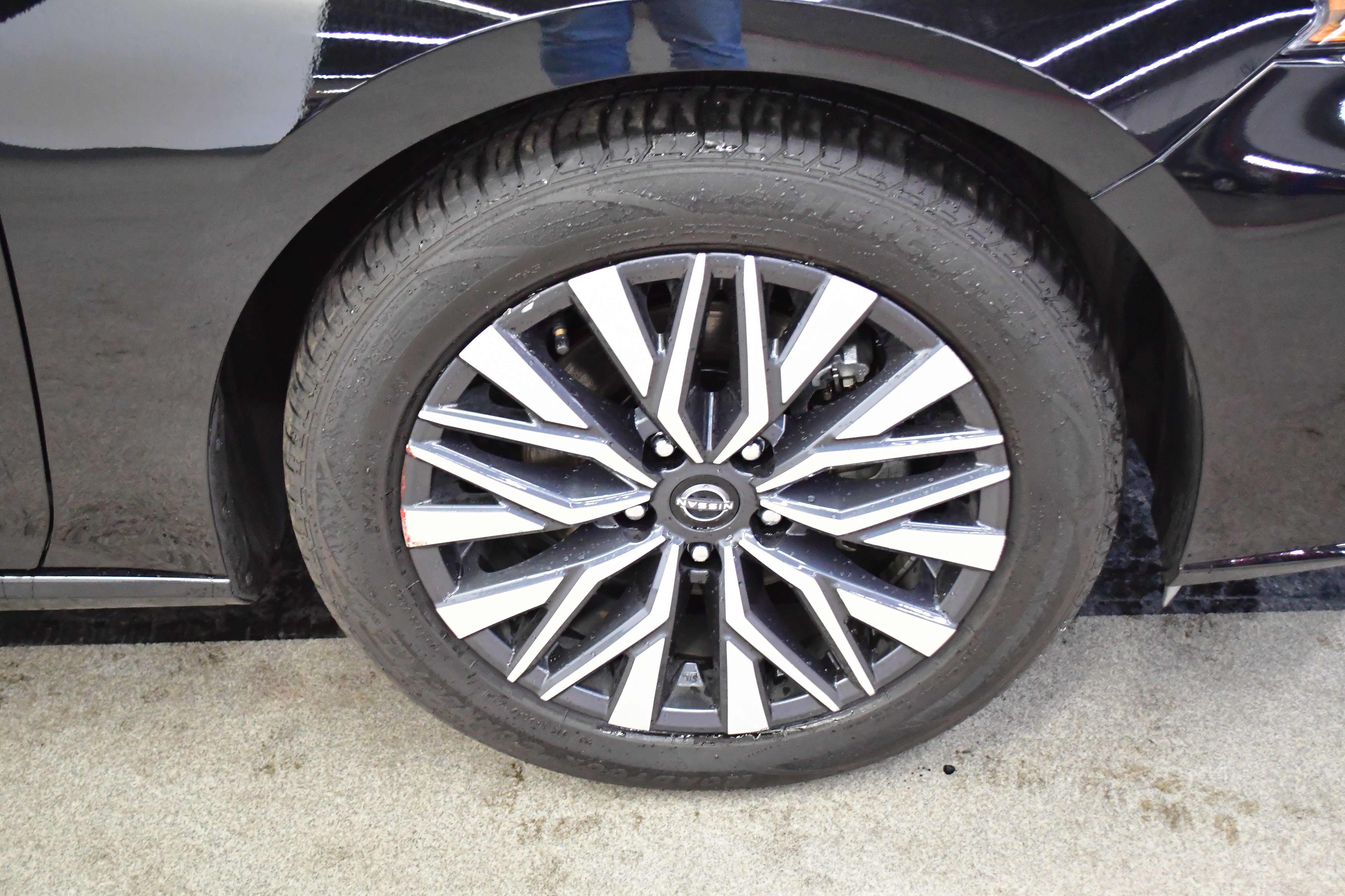Used 2025 Nissan Altima 2.5 SV FWD image 31