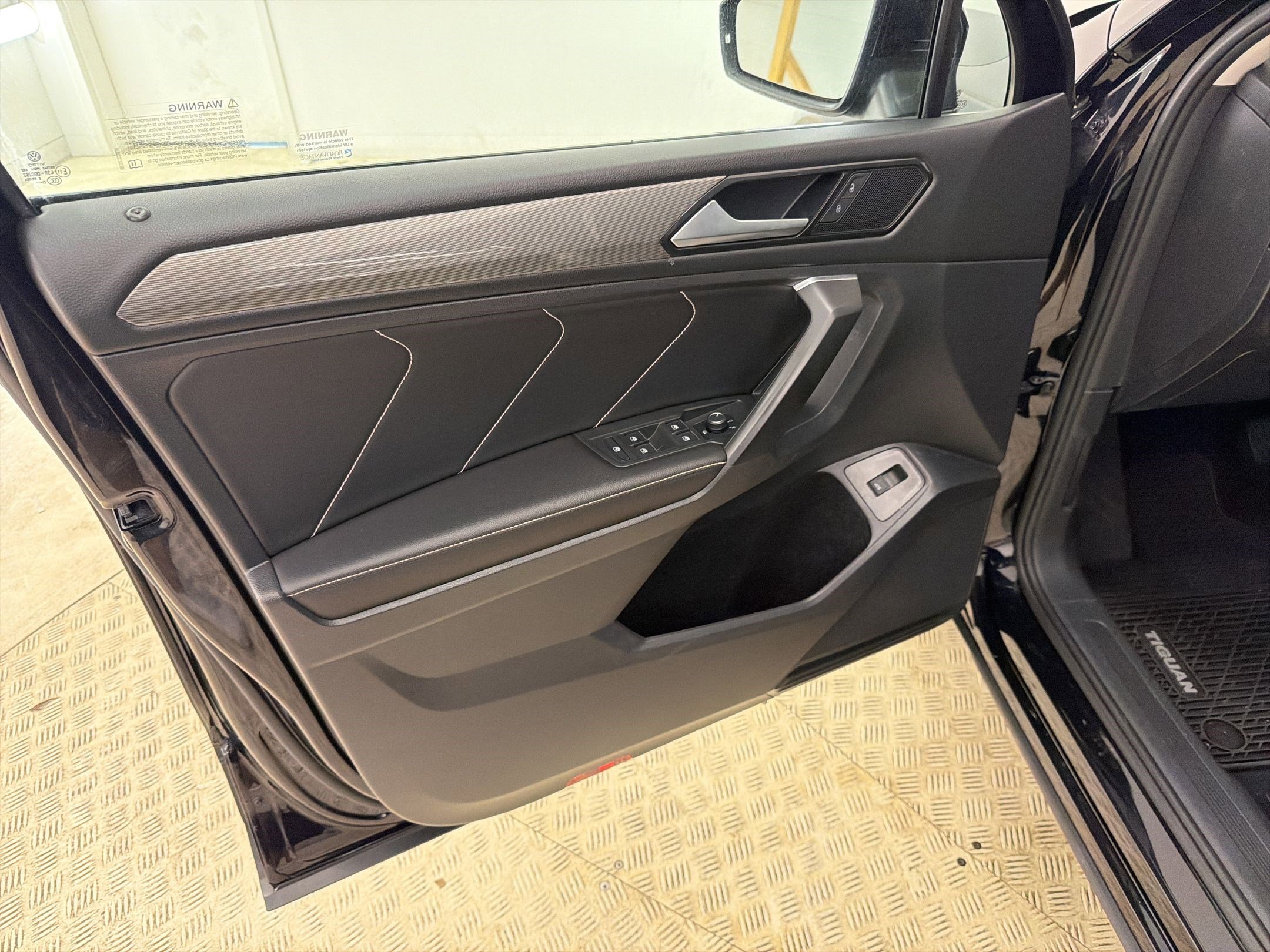 Used 2022 Volkswagen Tiguan SE w/ Panoramic Sunroof Package AWD/4WD image 12