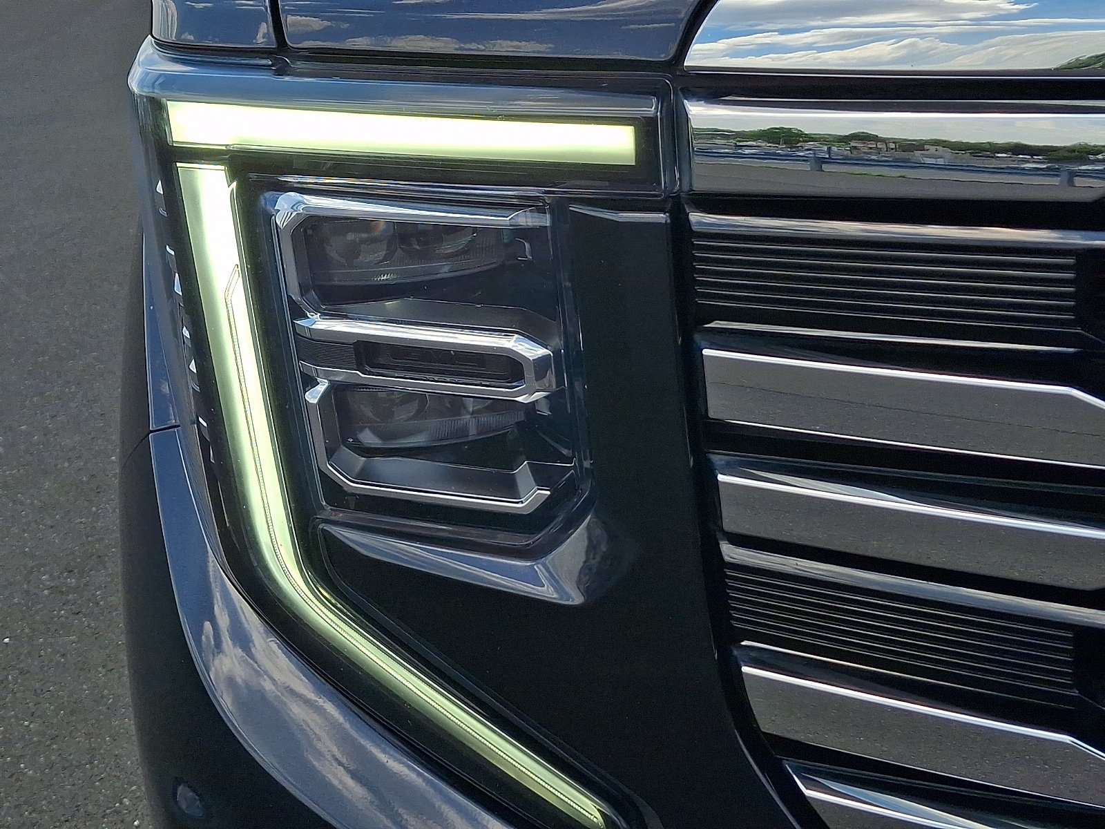 Used 2023 GMC Sierra 1500 SLT w/ SLT Premium Plus Package AWD/4WD image 9