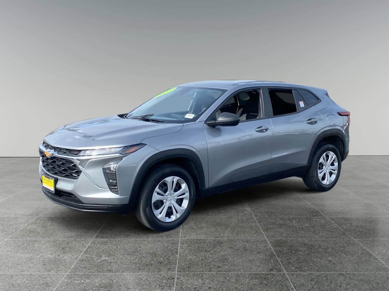 Used 2025 Chevrolet Trax LS FWD image 1