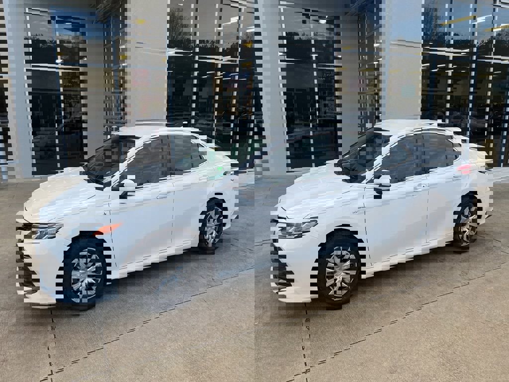 Used 2020 Toyota Camry LE image 2