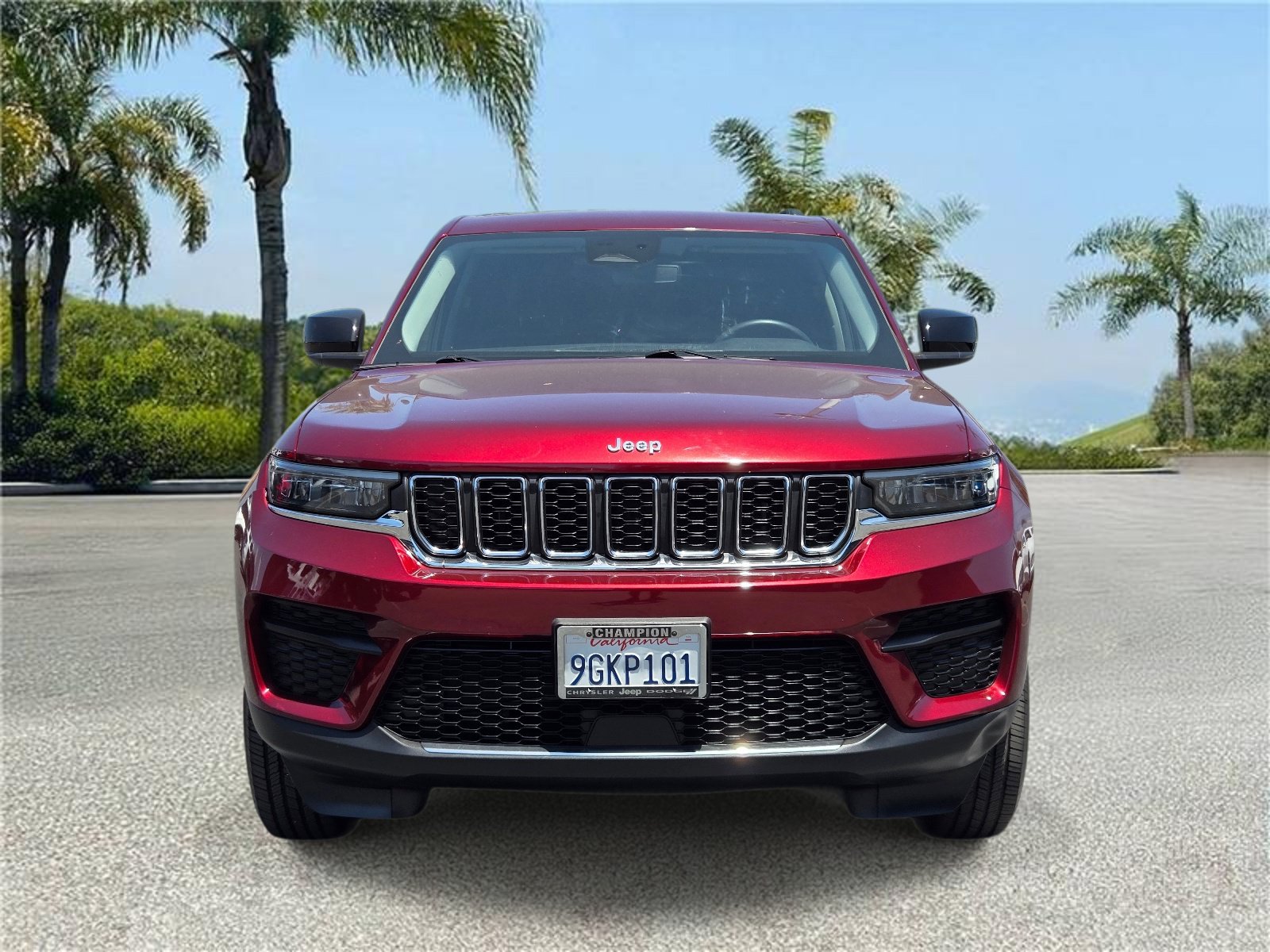 Used 2023 Jeep Grand Cherokee Laredo RWD image 3