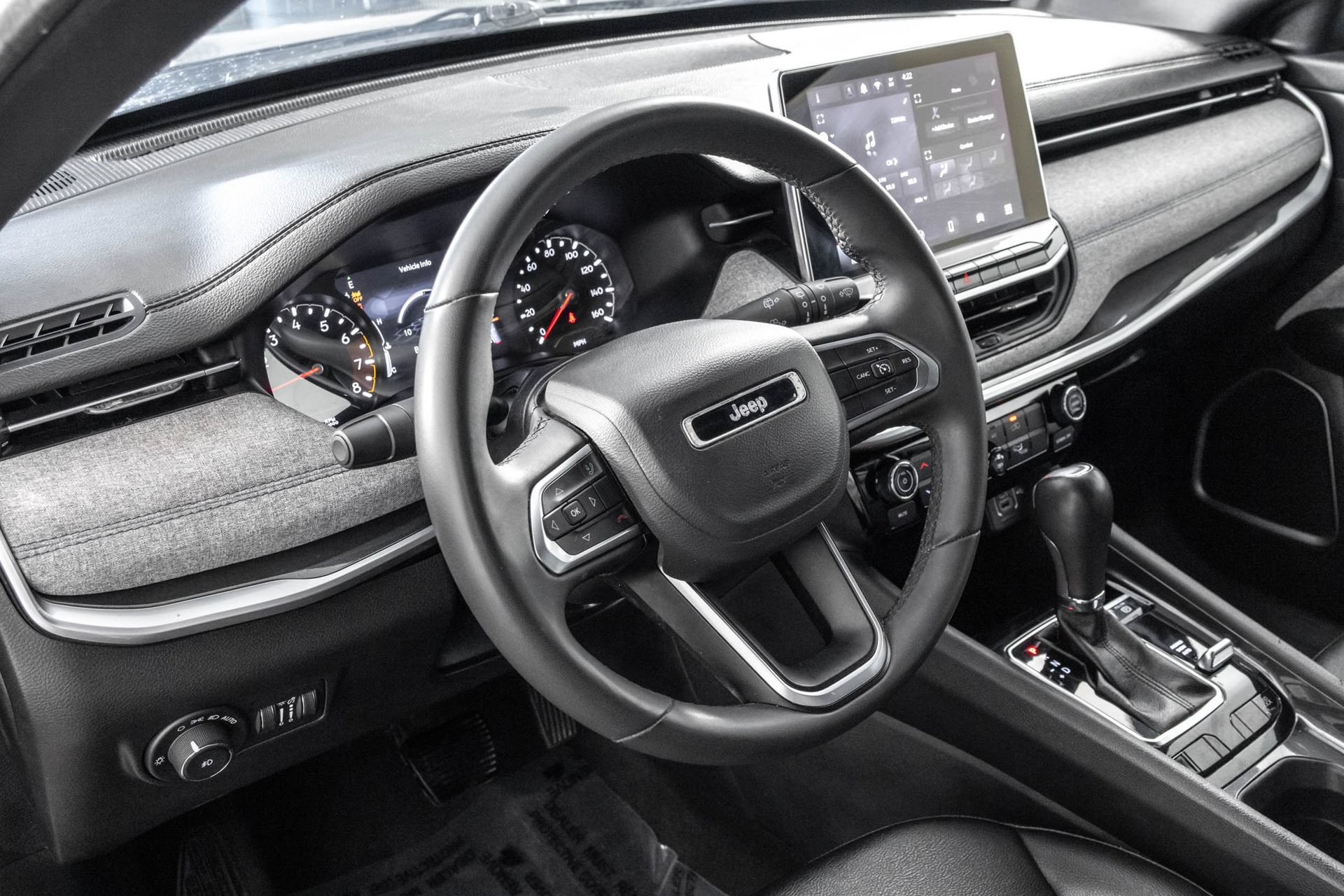 Used 2024 Jeep Compass Latitude AWD/4WD image 4