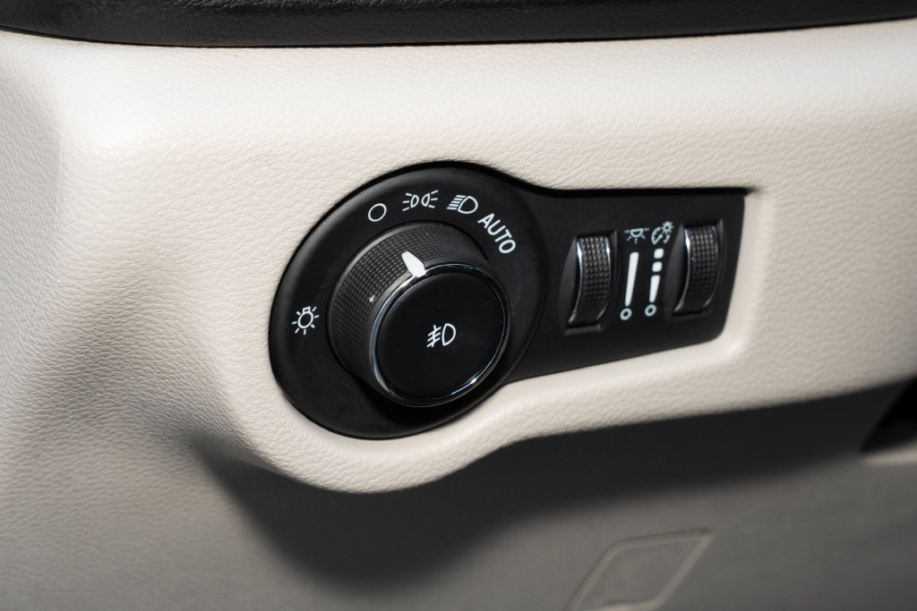 Used 2024 Chrysler Pacifica Touring-L FWD image 28