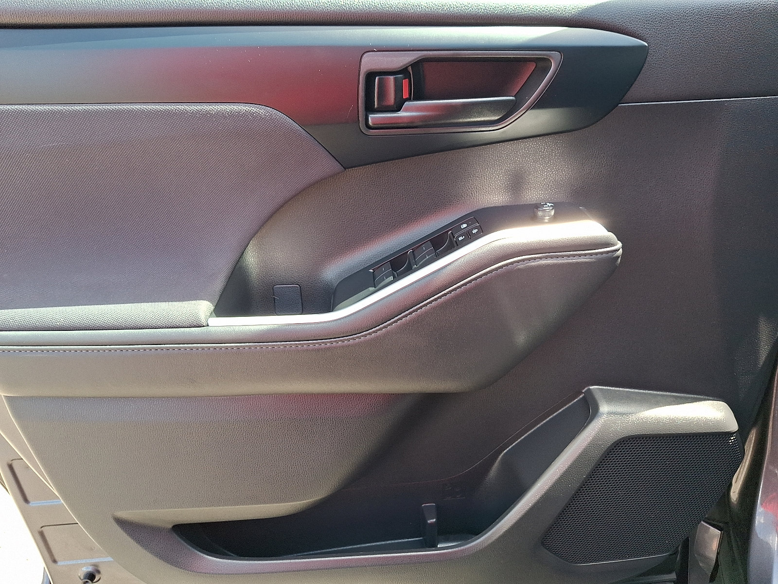 Used 2025 Toyota Highlander LE AWD/4WD image 13