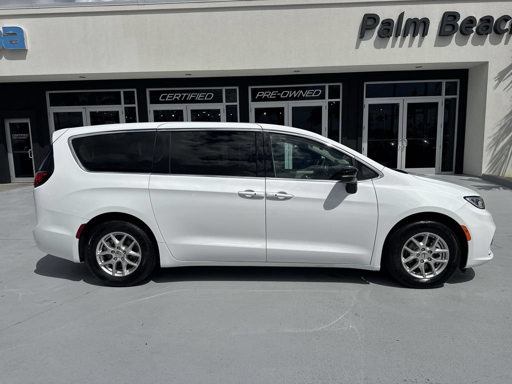 Used 2024 Chrysler Pacifica Touring-L FWD image 5