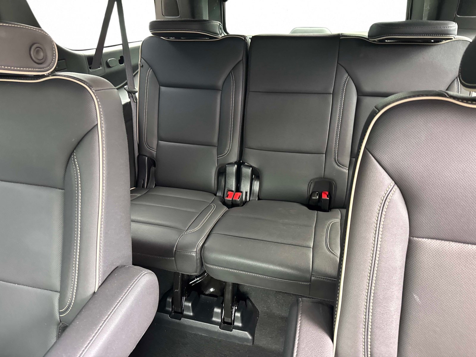 Used 2025 Chevrolet Suburban Premier RWD image 16
